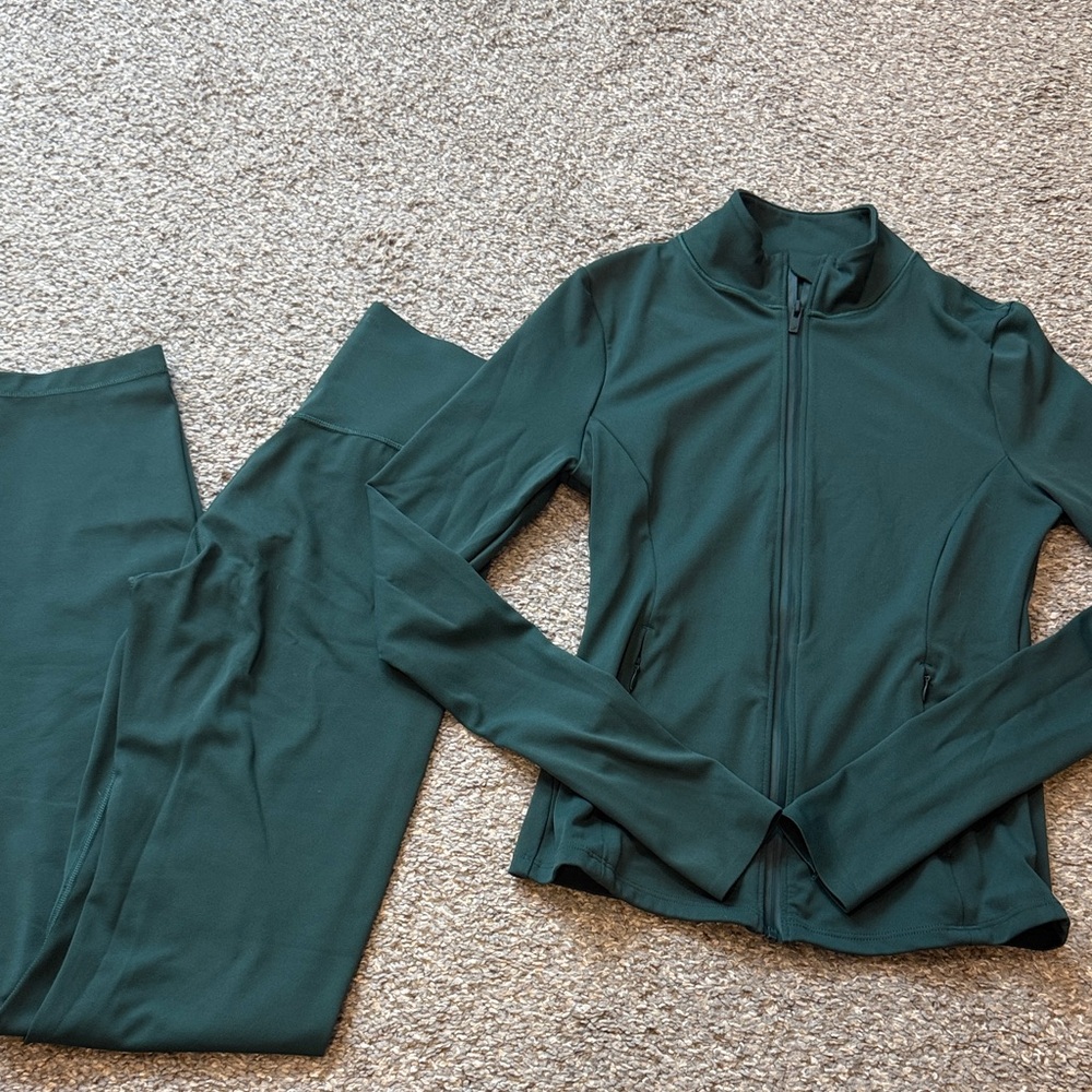 VS PINK Relay Flared Leggings & Relay Jacket 🌲